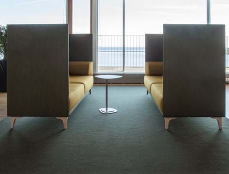 løst tæppe i filt på kontor